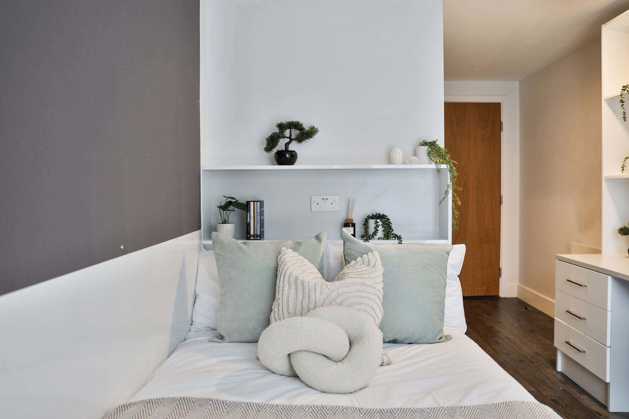Classic 2 Bed Apartment - Shared Bathroom - room