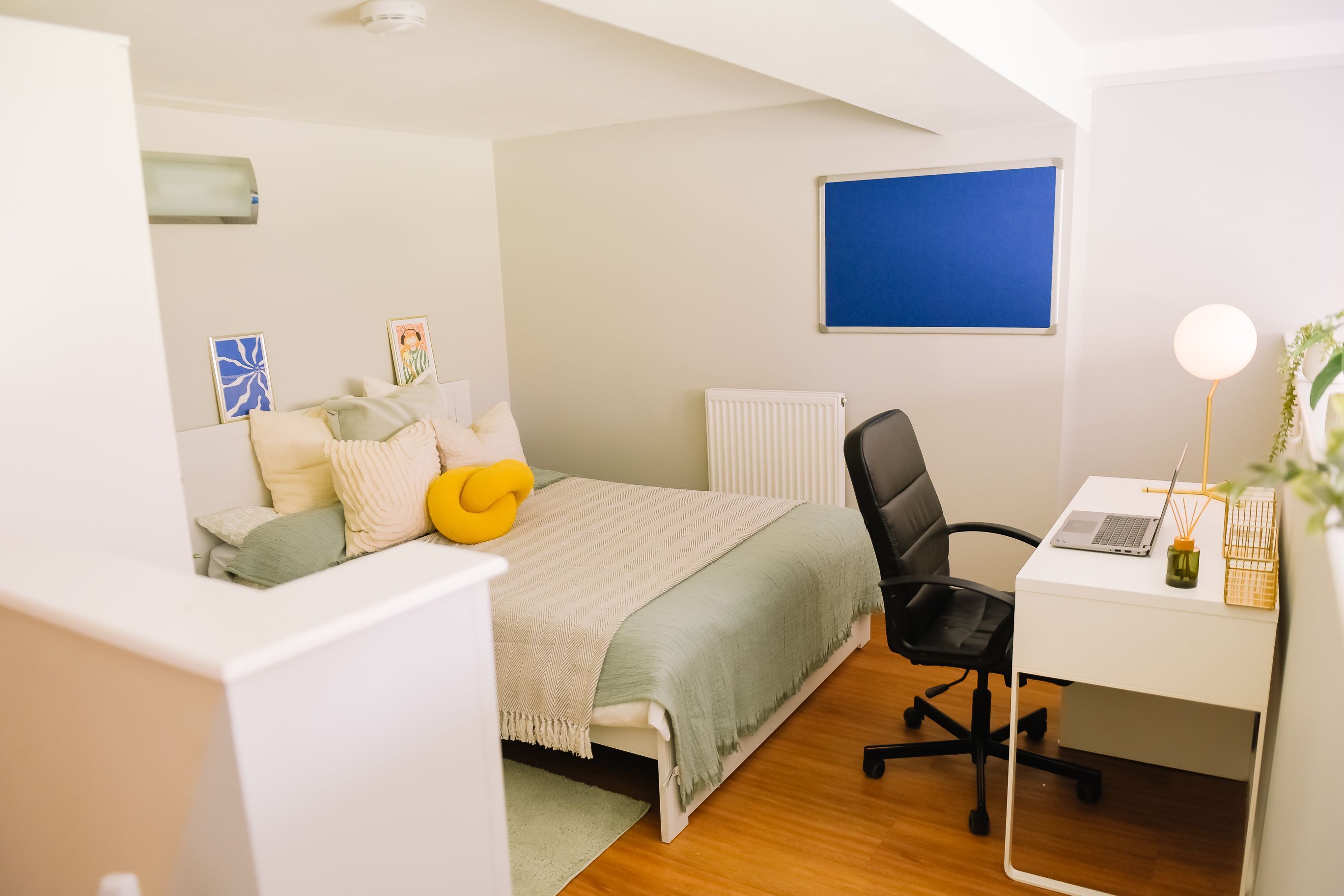 Classic Smaller 2 Bed Apartment - room