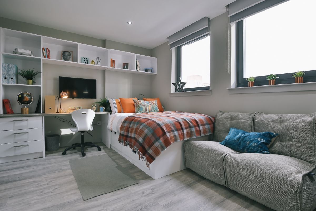 Classic Bigger 2 Bed App - Churchyard View - room