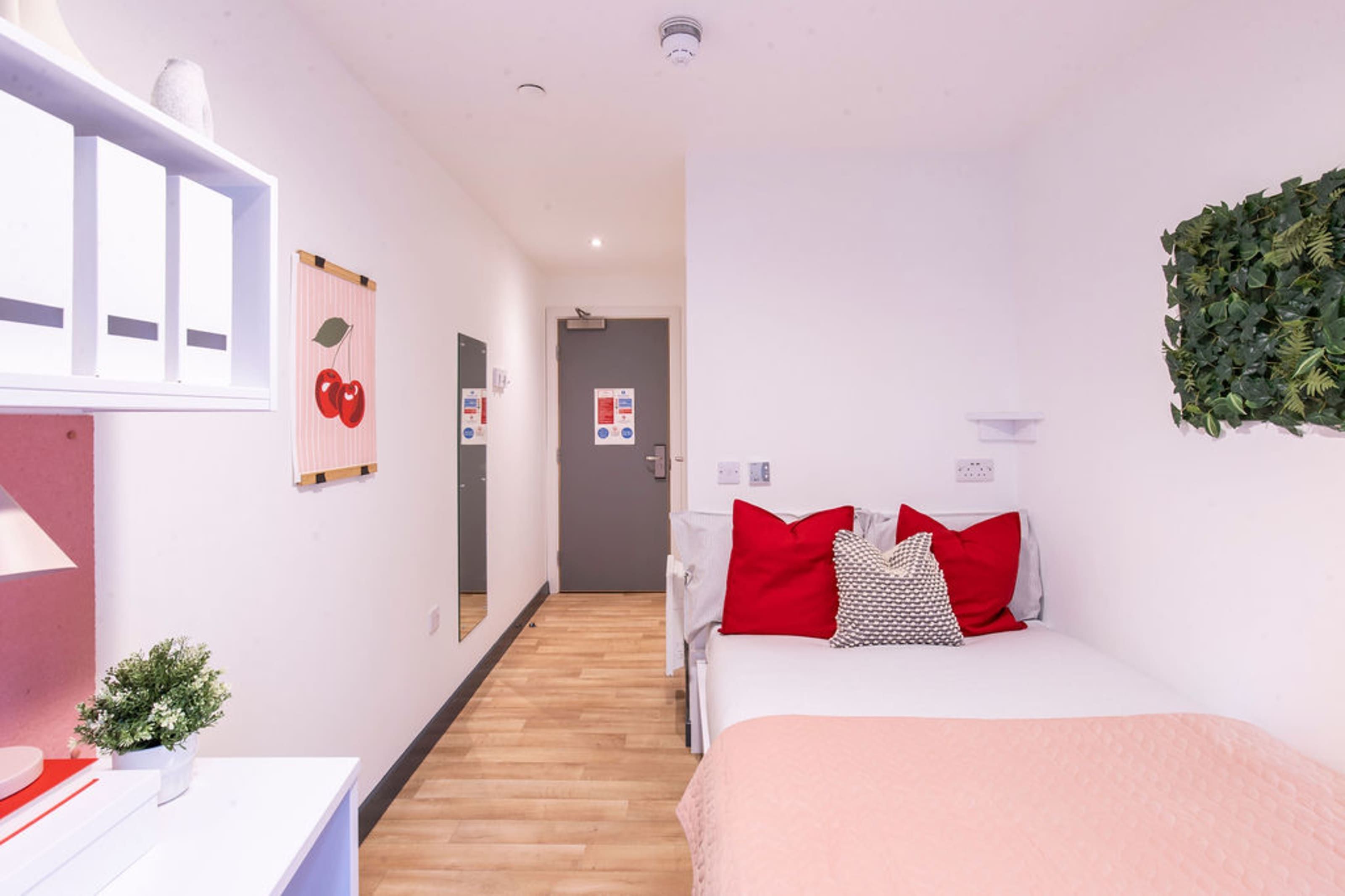 9 Bed Ensuite - room