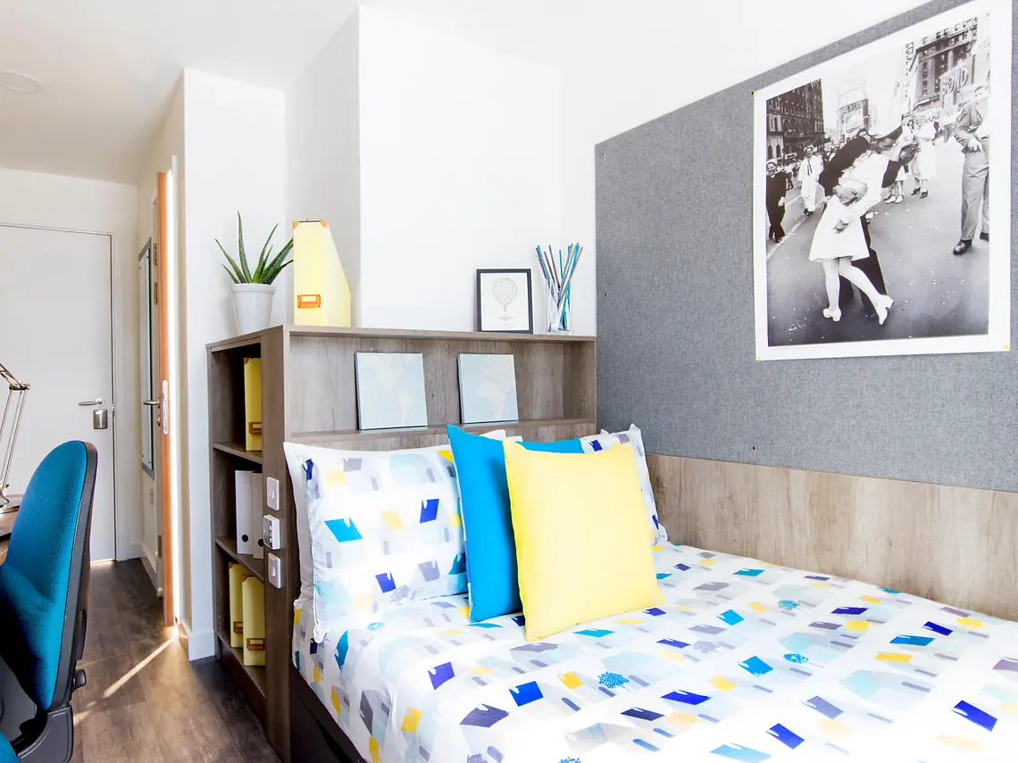 Ensuite - 6 Bed Flat