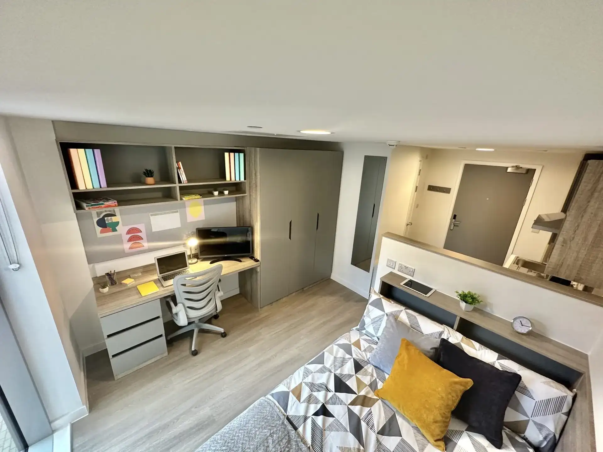 Extra Large Studio