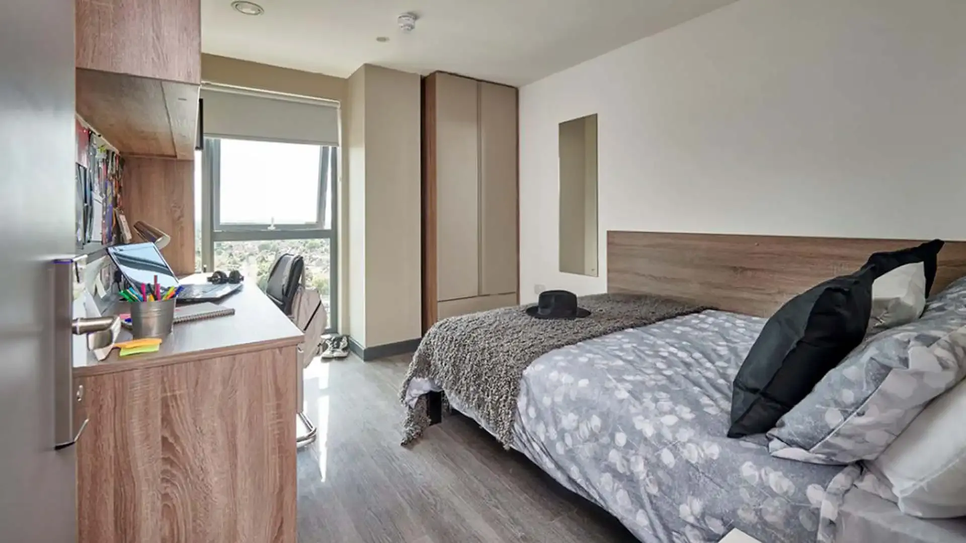 Deluxe Ensuite Mid
