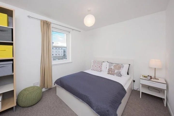 Premium - 2 Bed Maisonette with study - room