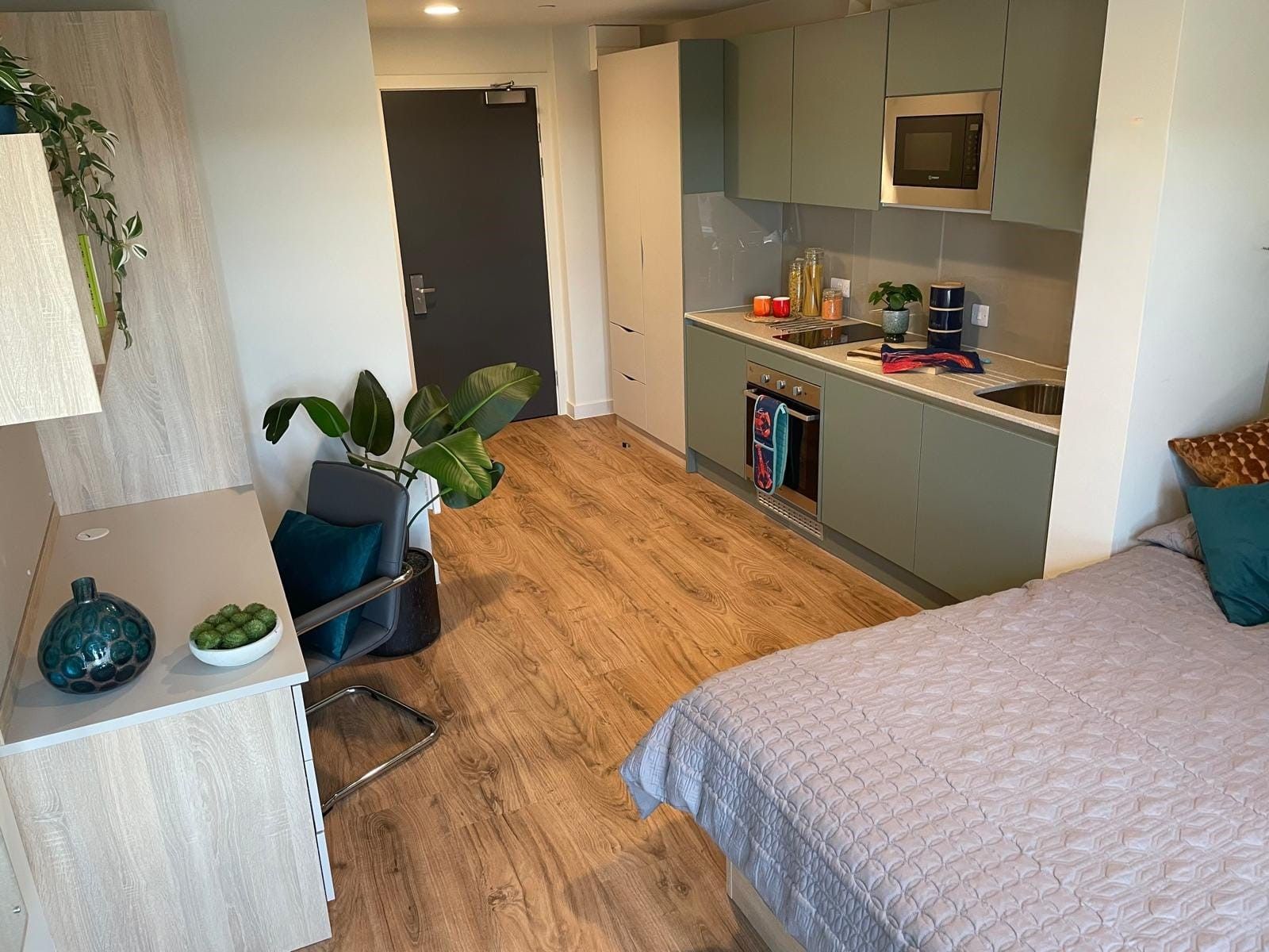 Silver Studio - Low Floor