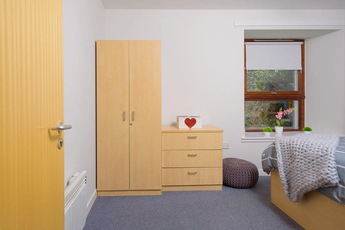 3 Bed Flat with Double Bed - room