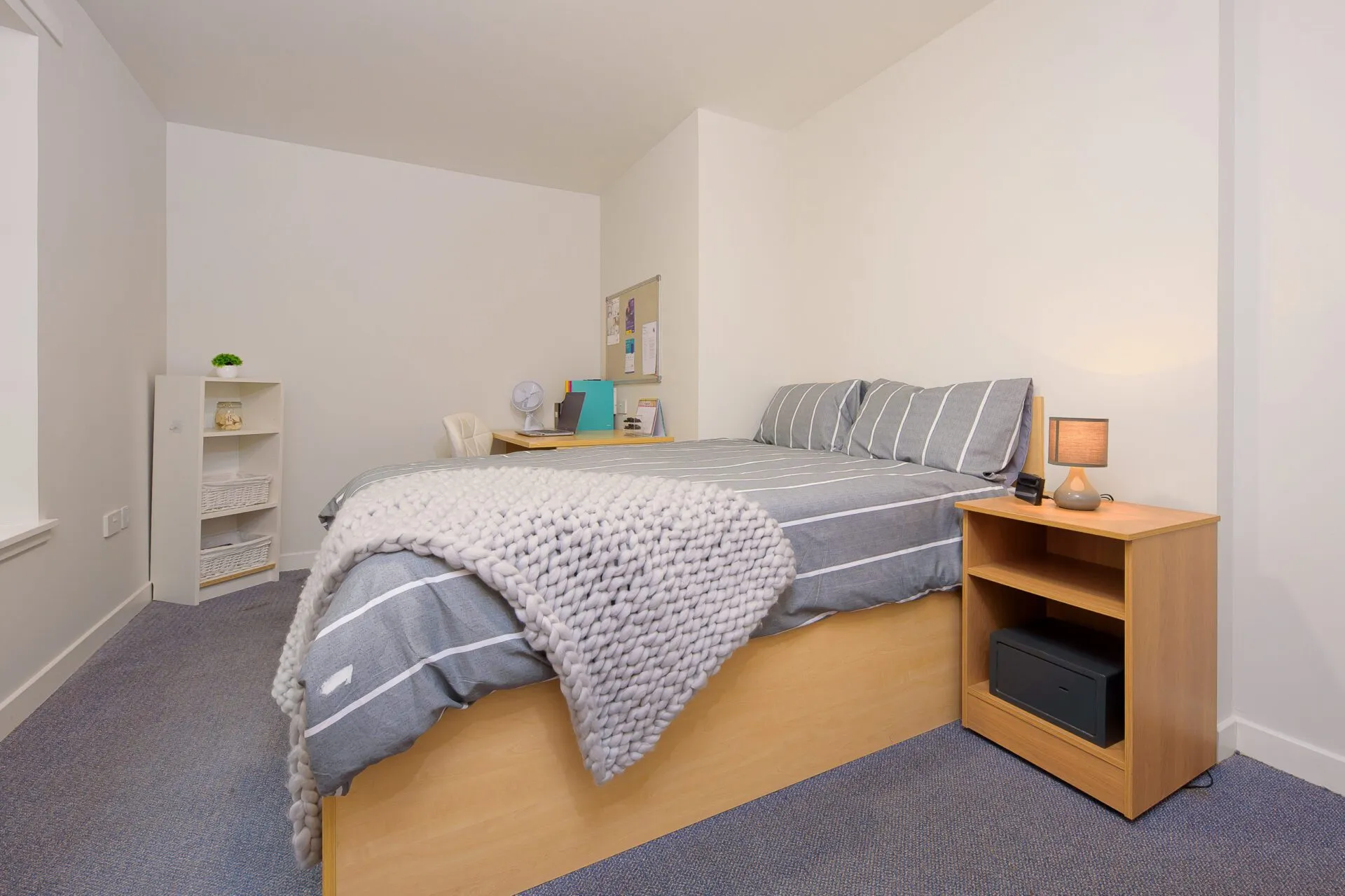 New Refurb 5 Bed Flat with Double Bed - room