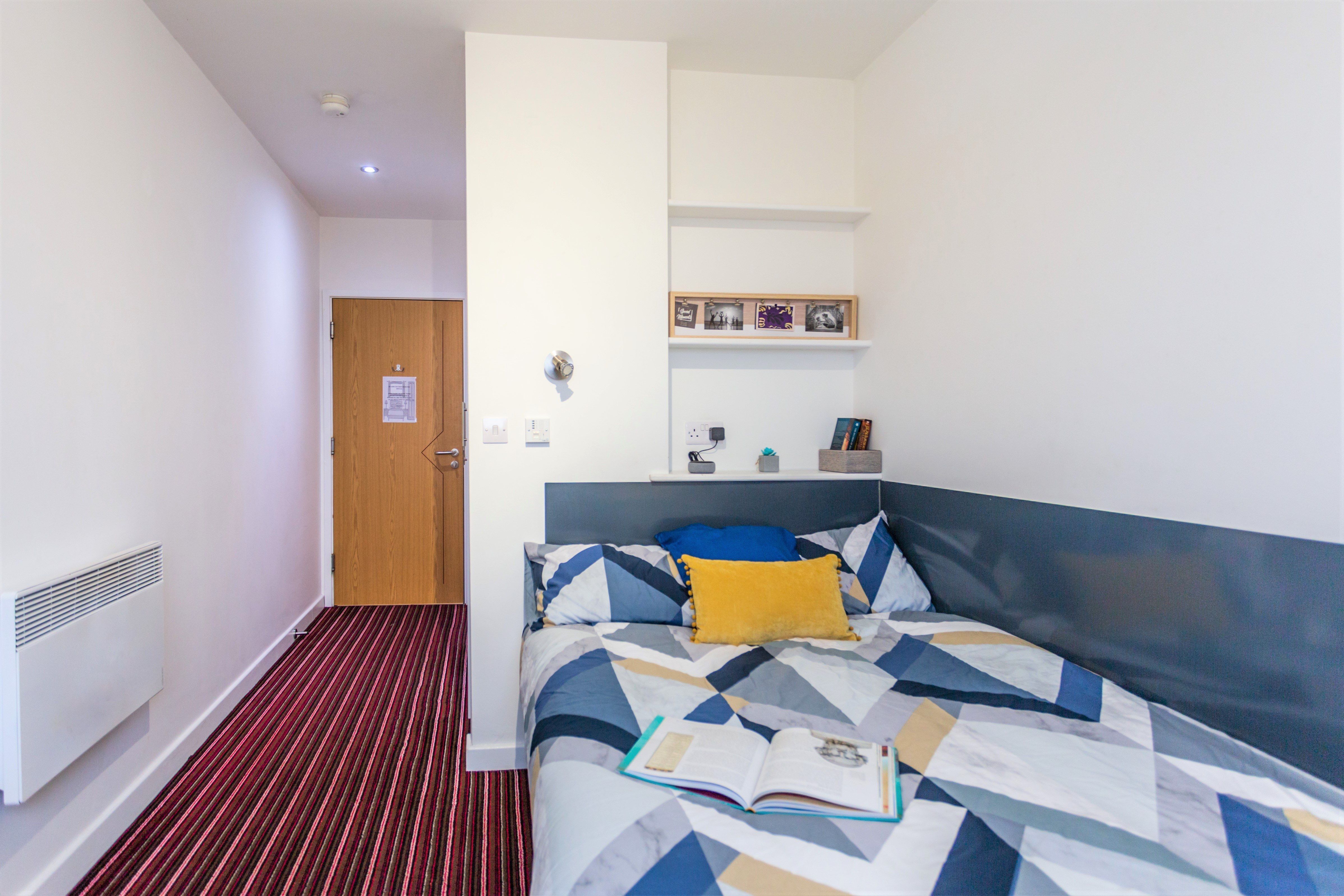 5 Bed Silver - room