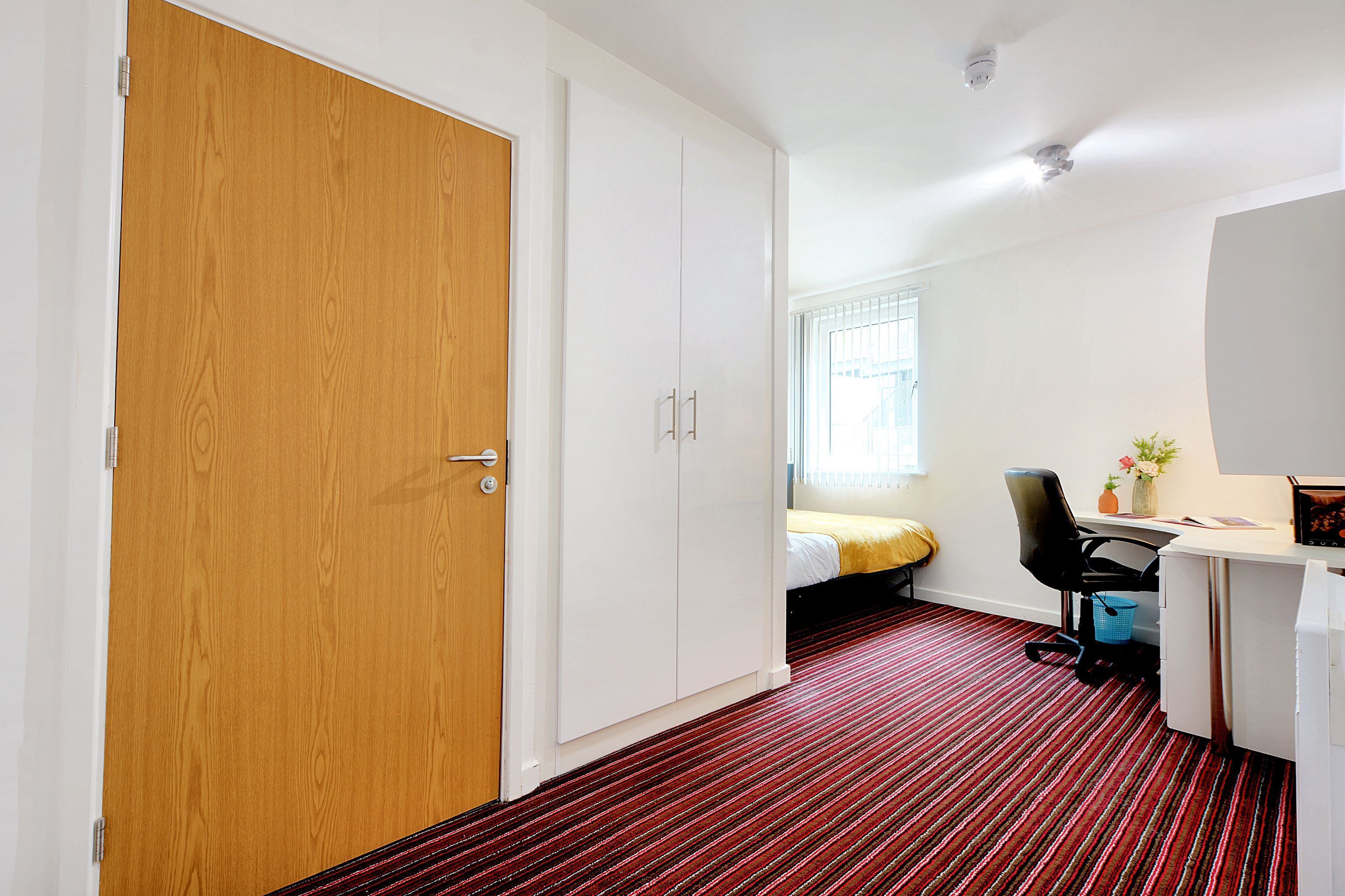 5 Bed Silver - room
