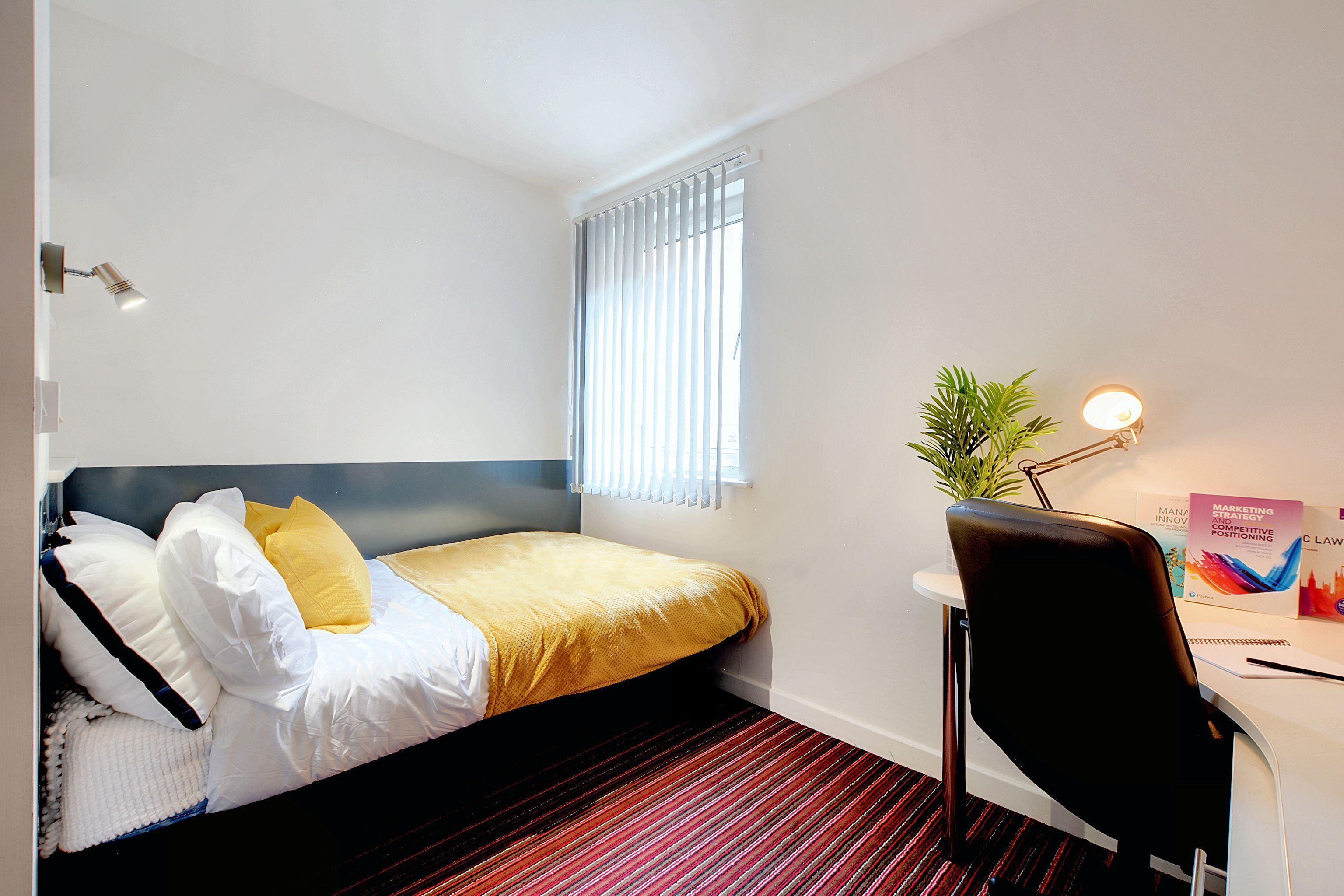 5 Bed Silver Plus - room