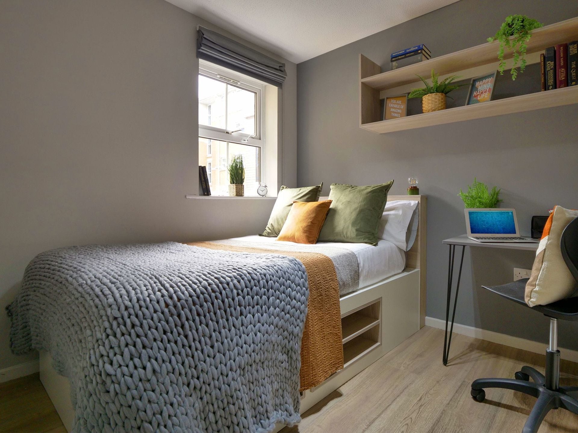 Classic 4 Bed Apartment - Shared Bathroom - room