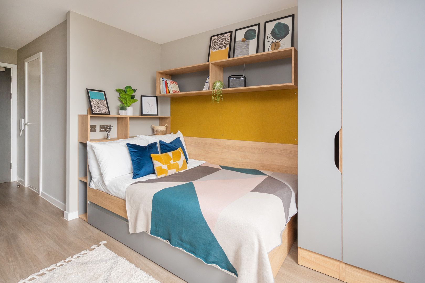 Bedroom Gold (shared bathroom)