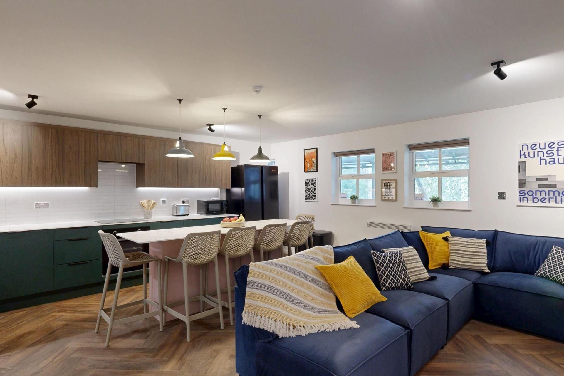 6 Bed Apartment - room