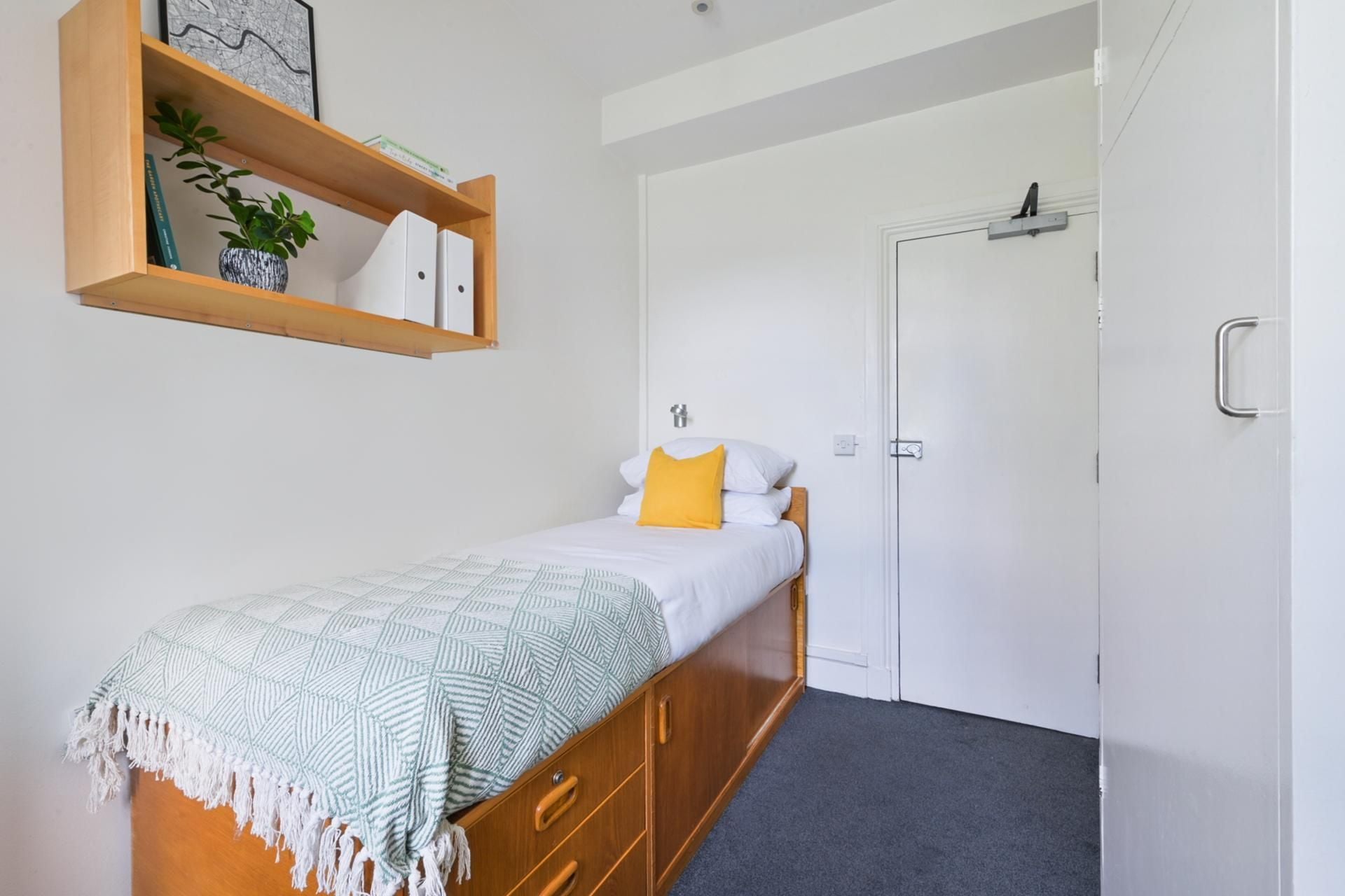 Bronze Ensuite (Mid Floor)