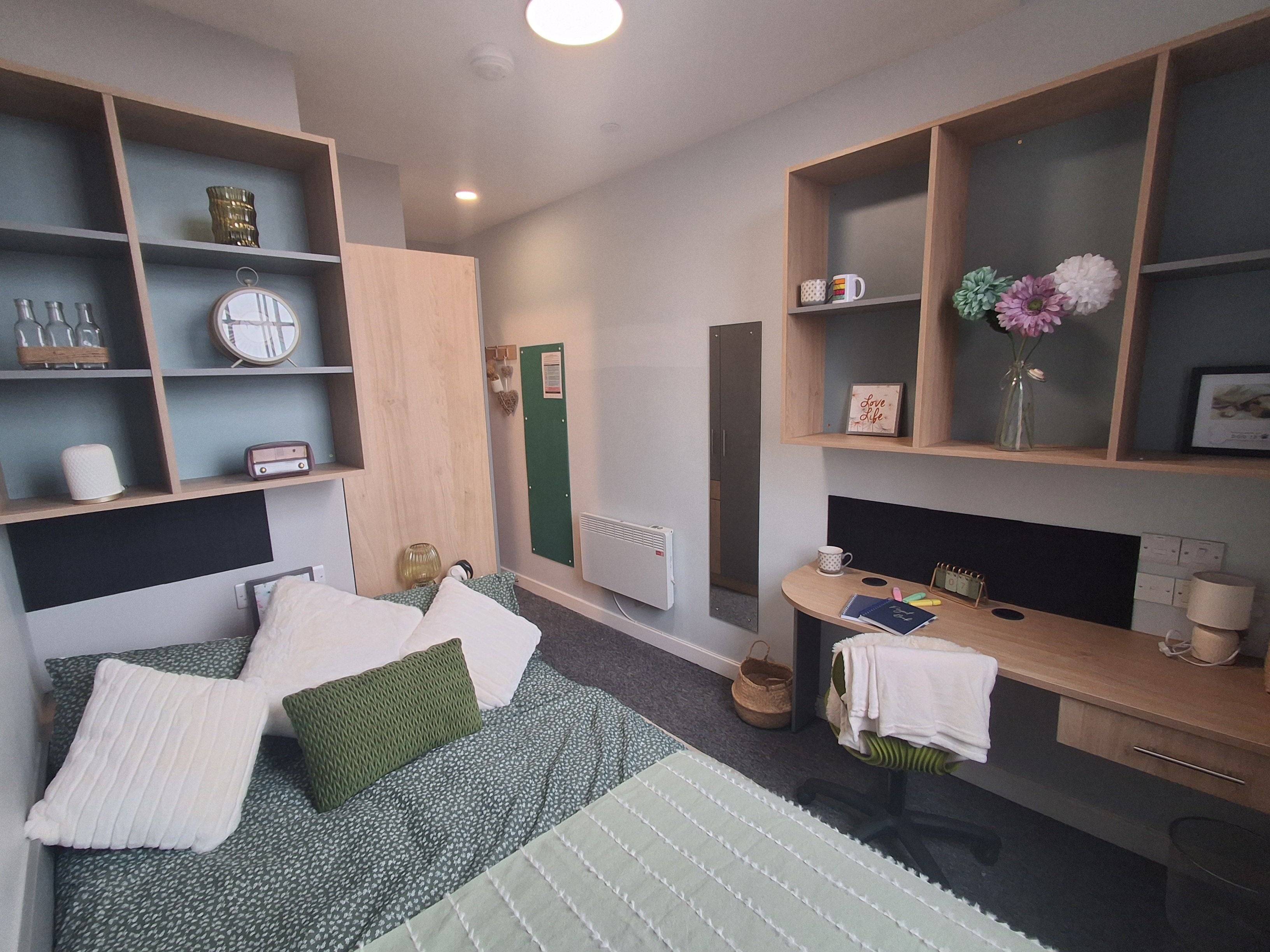 Standard Room in 6 Bedroom Flat