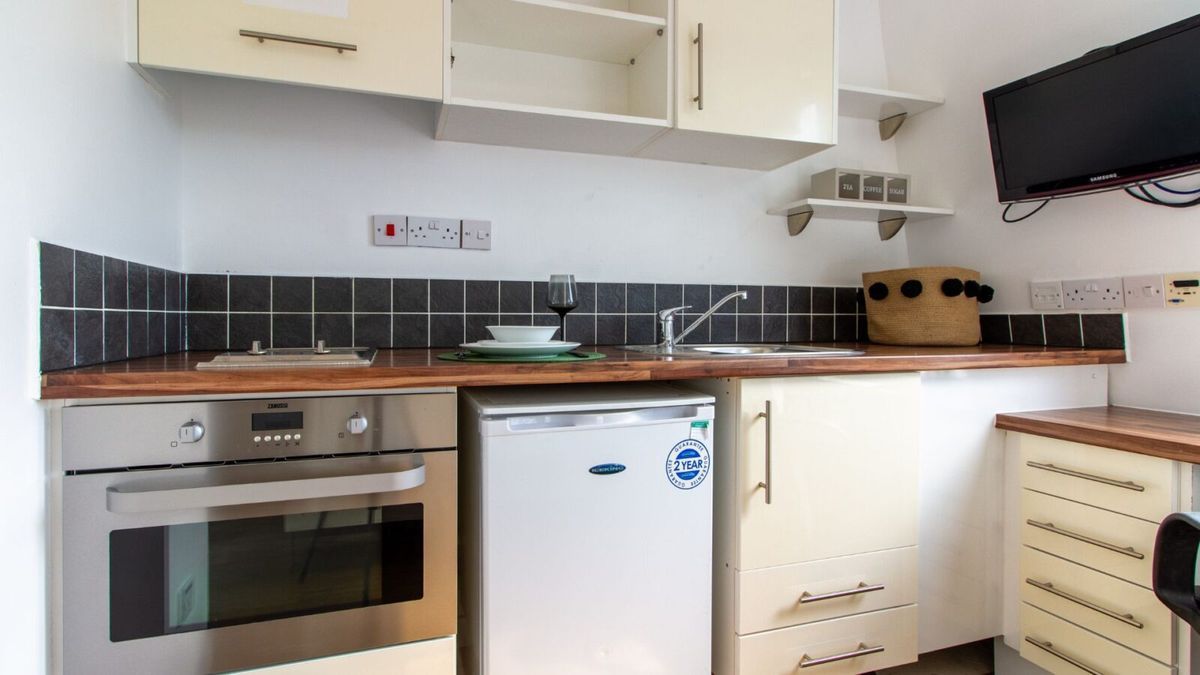 Hall - Cambridge Terrace - 5