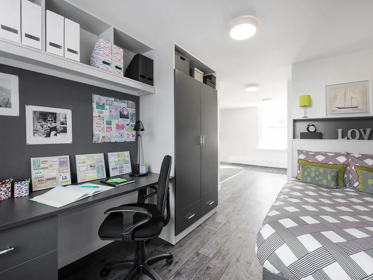 Hall Crescent Place - 4
