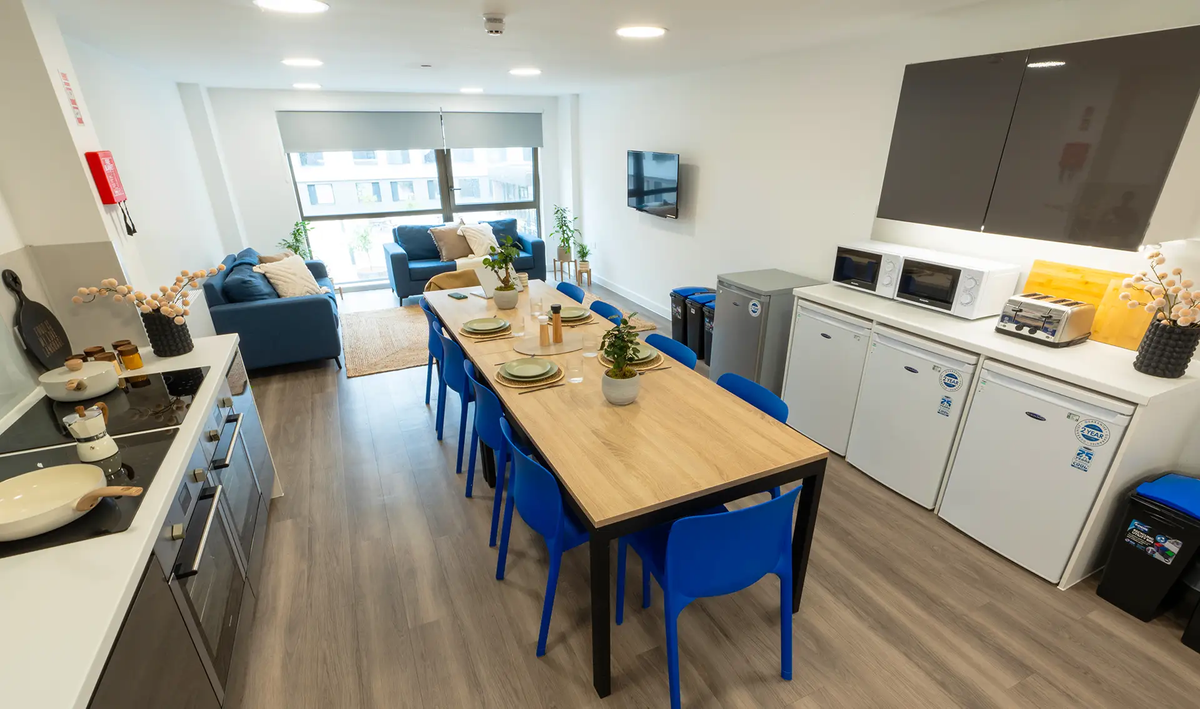 Hall - Currus Court - 9