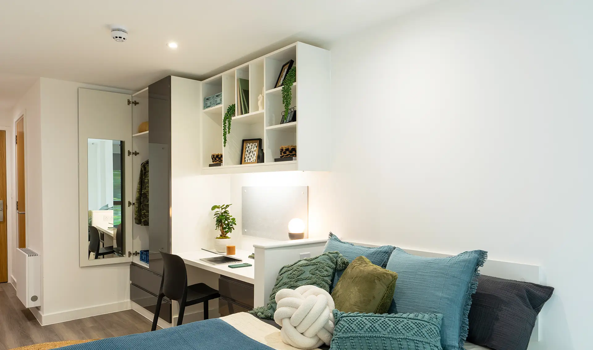 Hall - Currus Court - 4