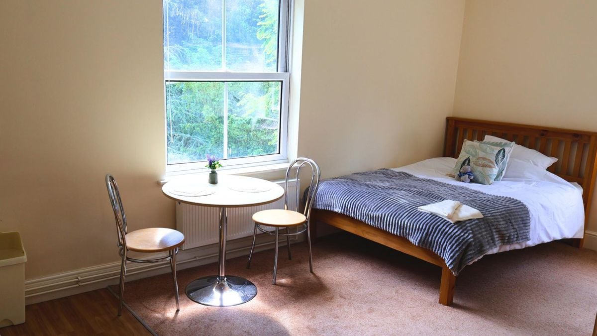 Hall - Eviton House - 5