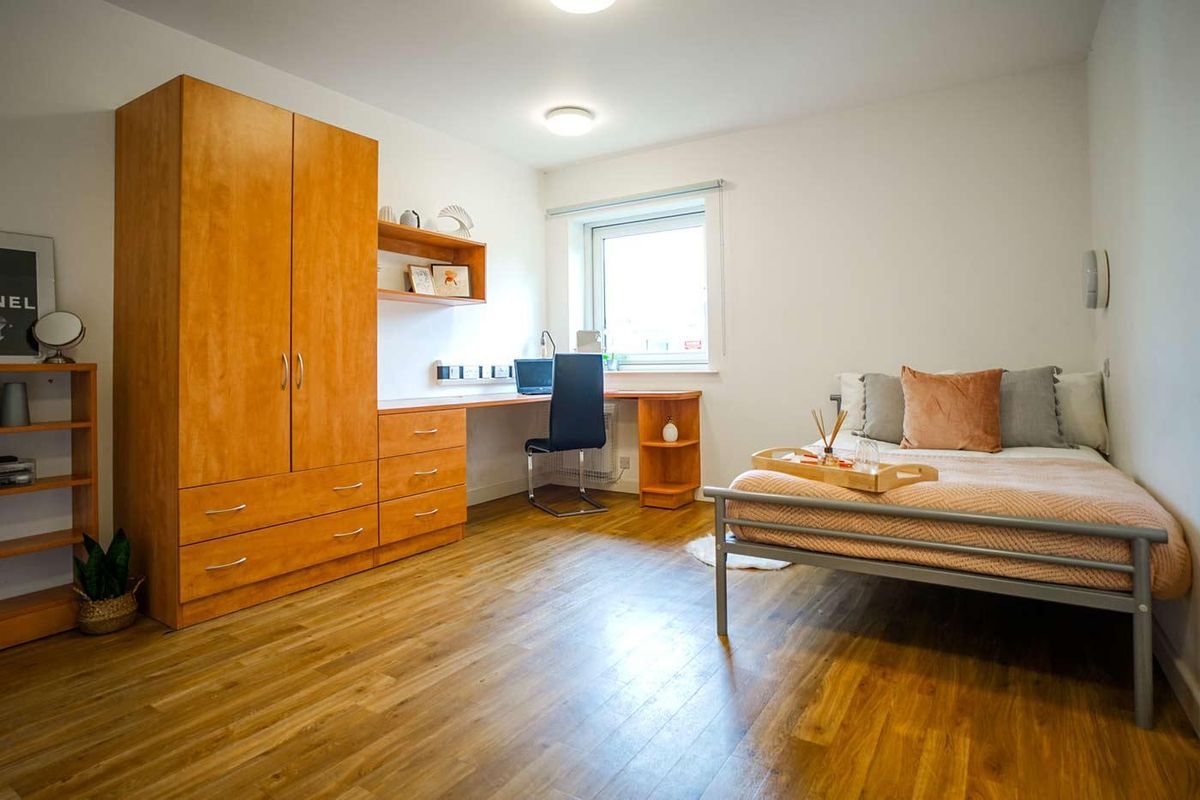 Hall Exeter One - 8