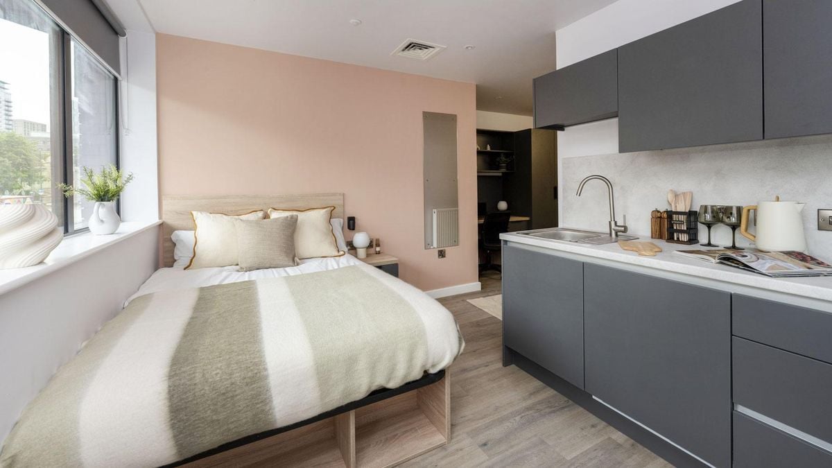 Hall - Headrow Court - 7