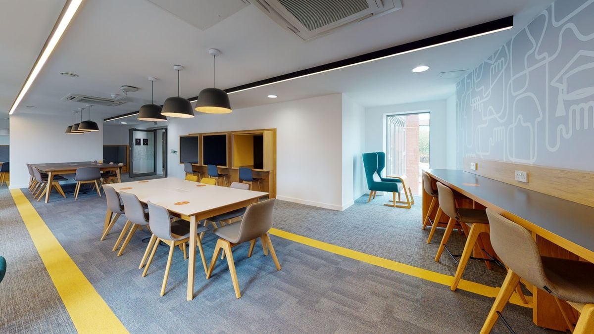 Hall iQ Century Square - 6