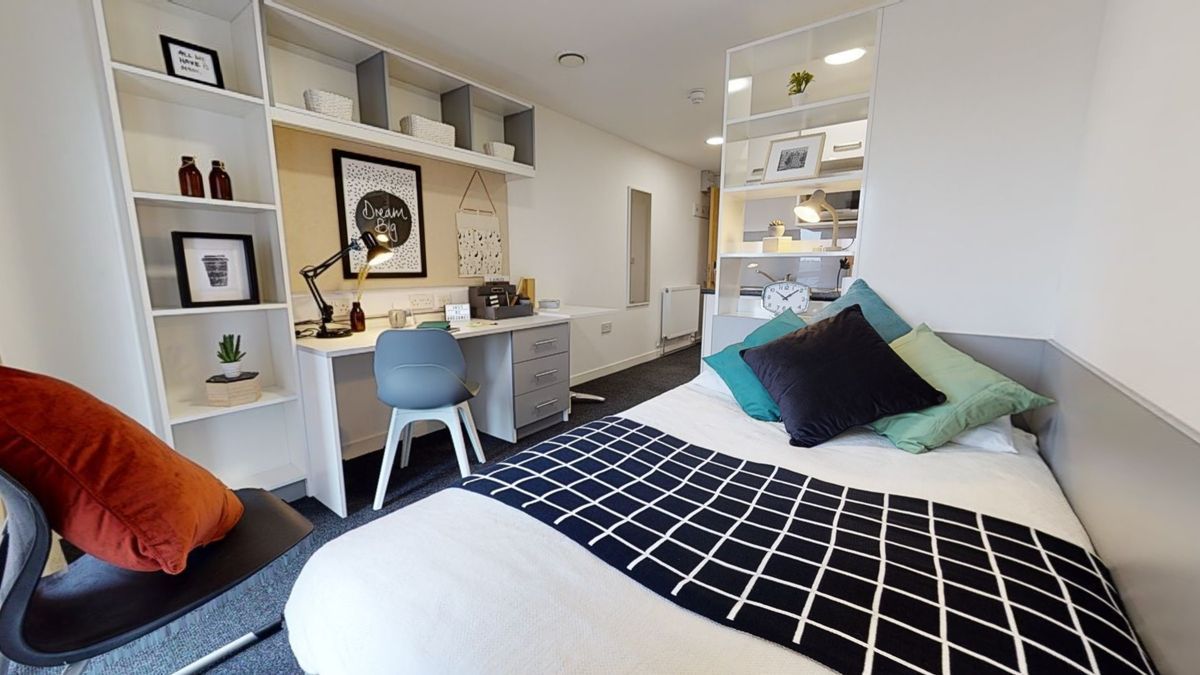 Hall iQ Century Square - 1