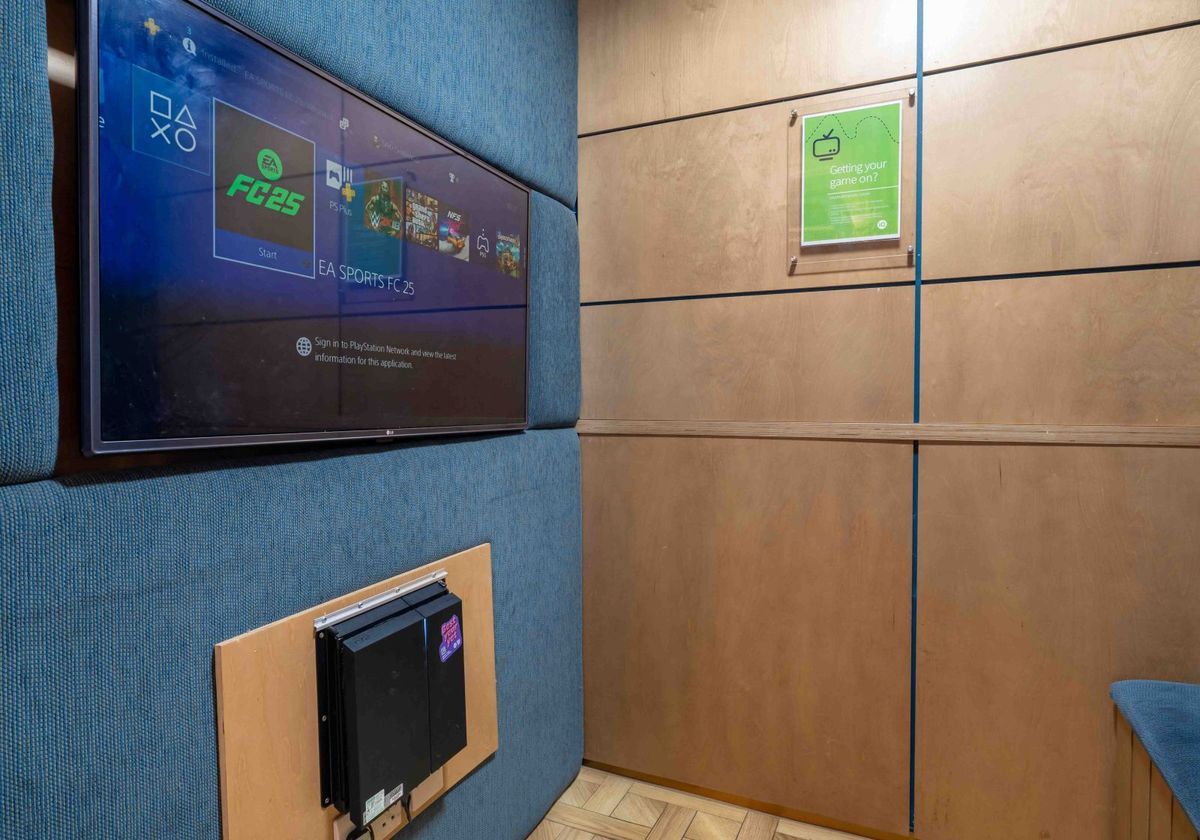 Hall - iQ Magenta House - 8