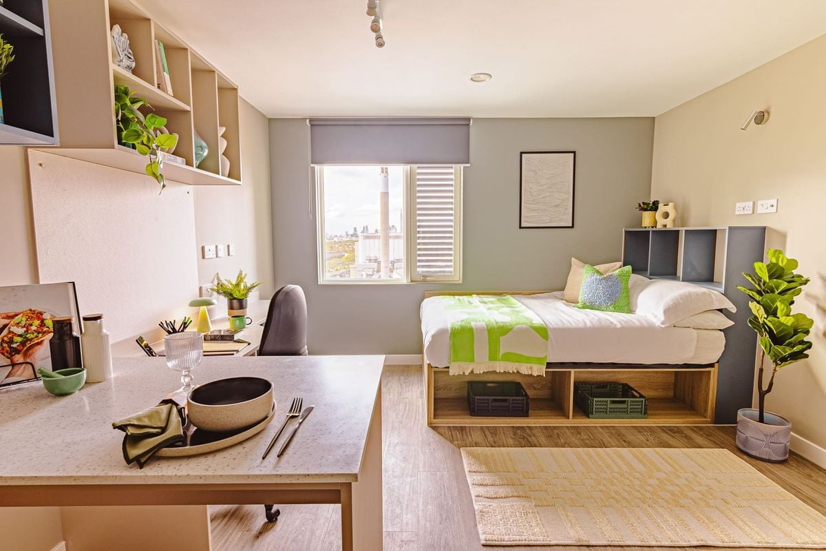 Hall - Ironworks House - 4