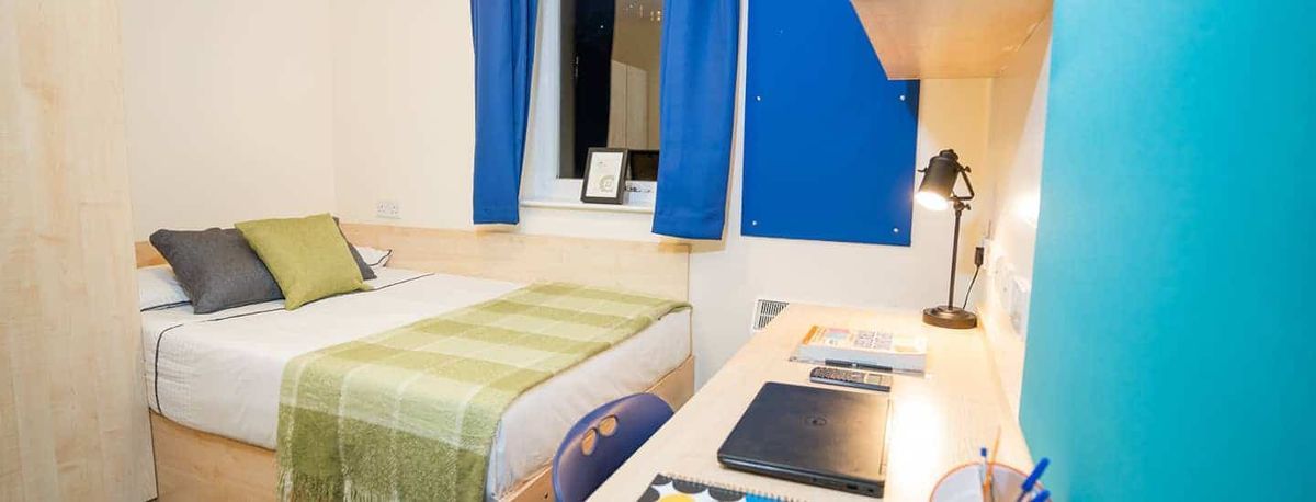 Hall - Queen's Hospital Close - 5