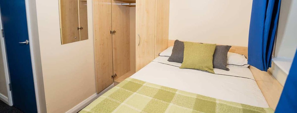 Hall - Queen's Hospital Close - 4