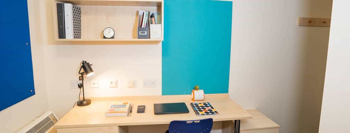 Hall - Queen's Hospital Close - 0