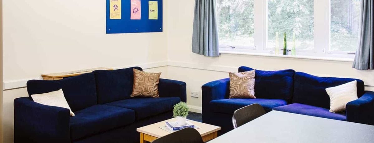 Hall - Queen's Hospital Close - 2