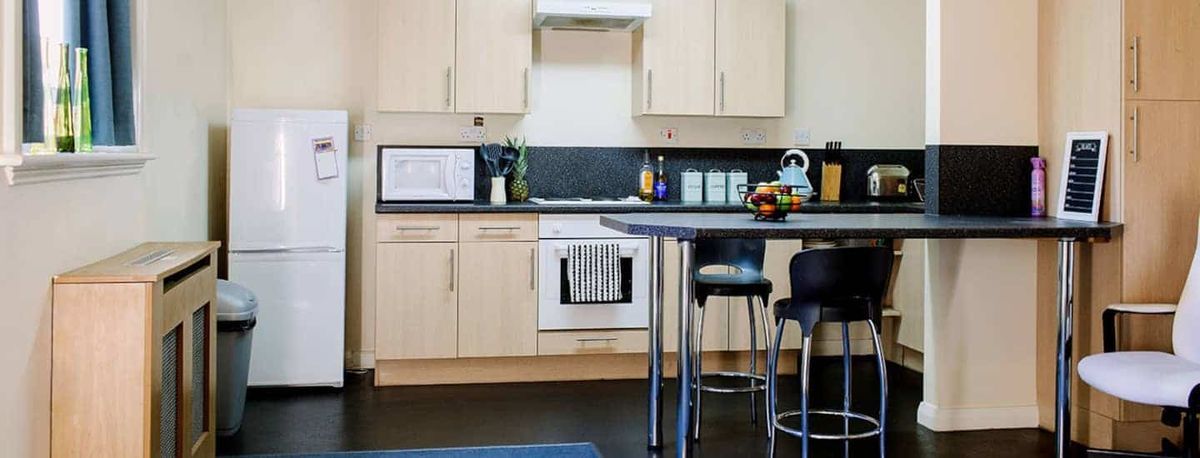 Hall - Queen's Hospital Close - 3