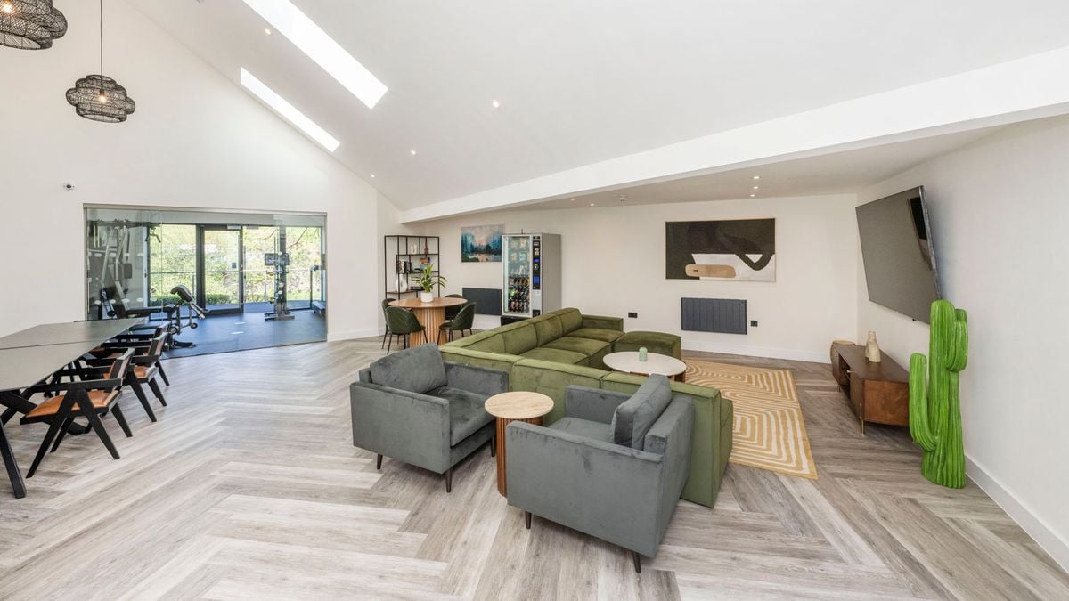 Hall - Riverside House - 3