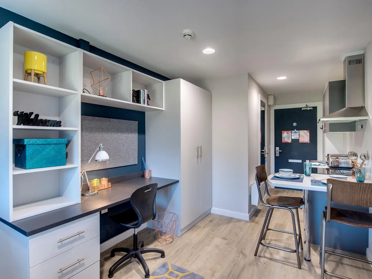 Hall Riverside Quay - 1