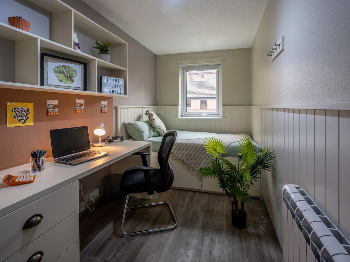 Hall - Meadow Court - 4