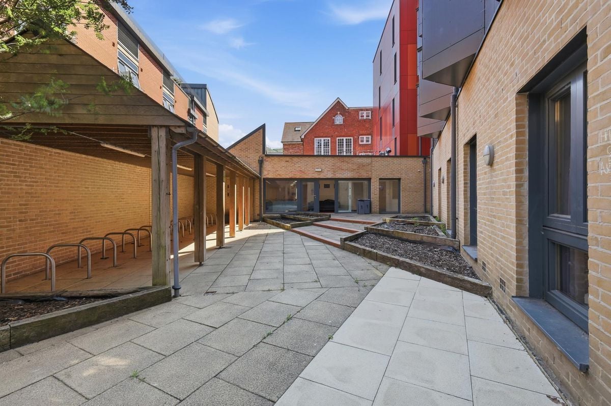 Hall - Thames Street - 0