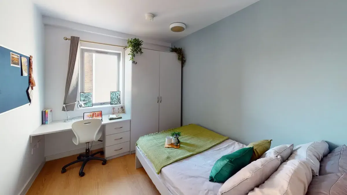 credit: https://sp-ao.shortpixel.ai/client/to_webp,q_lossy,ret_img/https://collectivepropertyco.com/wp-content/uploads/2024/12/Bedroom-2-2048x1152.jpg.webp