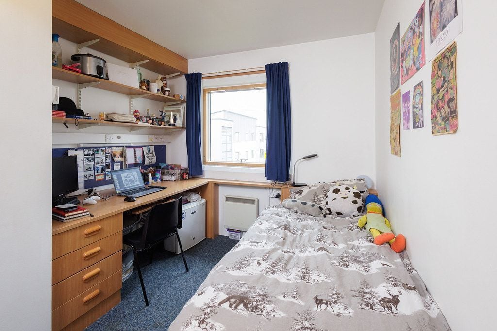 credit: https://www.herts.ac.uk/life/student-accommodation/living-on-campus/single-de-havilland