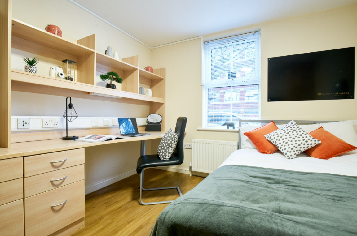 credit: https://www.studentcastle.co.uk/media/rohb1uhg/goldplusensuite.png?anchor=middlecenter&mode=crop&quality=75&format=webp&scale=both&width=1200&height=750