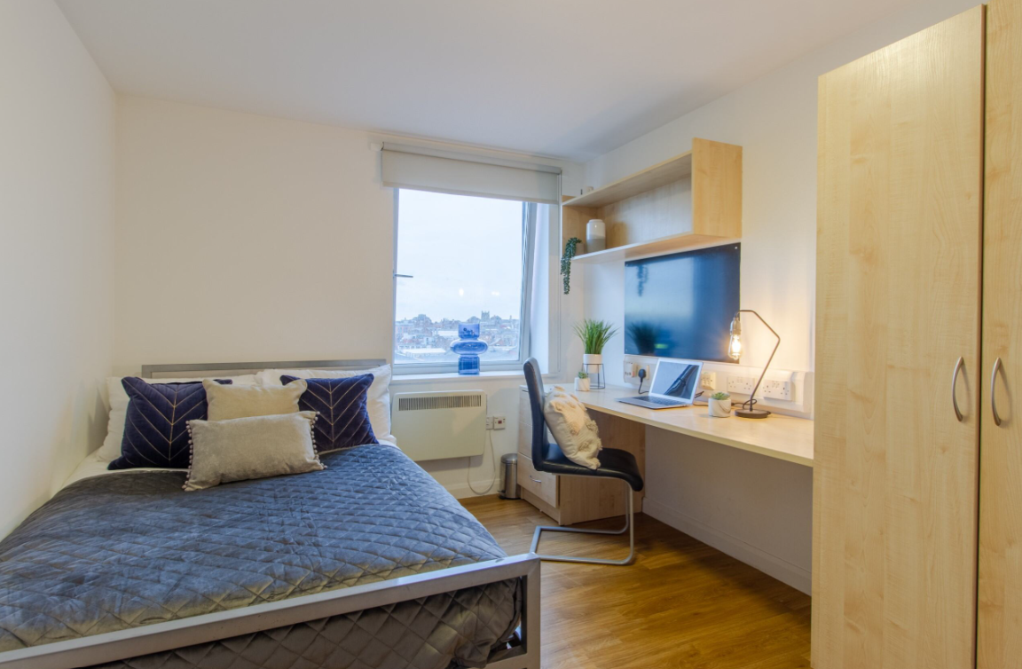 credit: https://www.studentcastle.co.uk/media/eiggy12p/silverensuite.png?anchor=middlecenter&mode=crop&quality=80&format=webp&scale=both&width=560&height=420