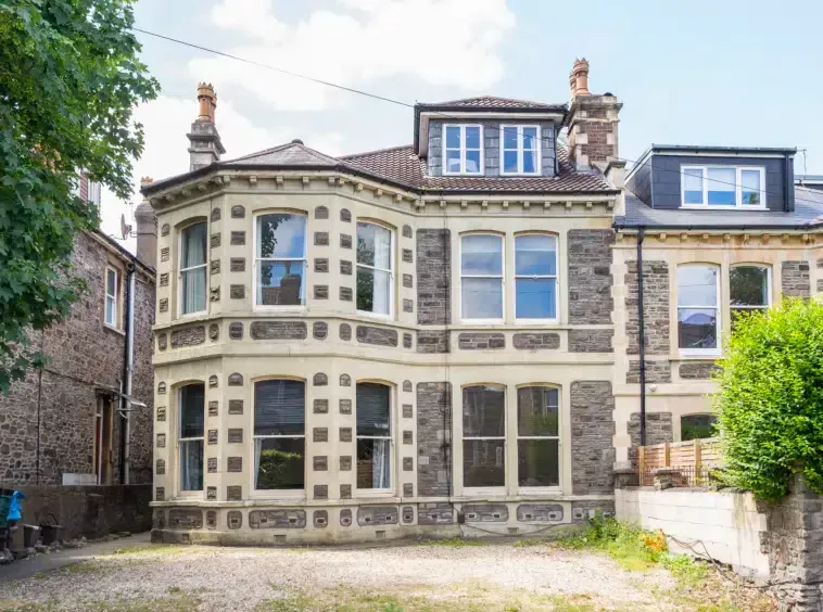 credit: https://metrostudentaccommodation.co.uk/wp-content/uploads/2021/04/Outside-1-1-592x444.jpg.webp