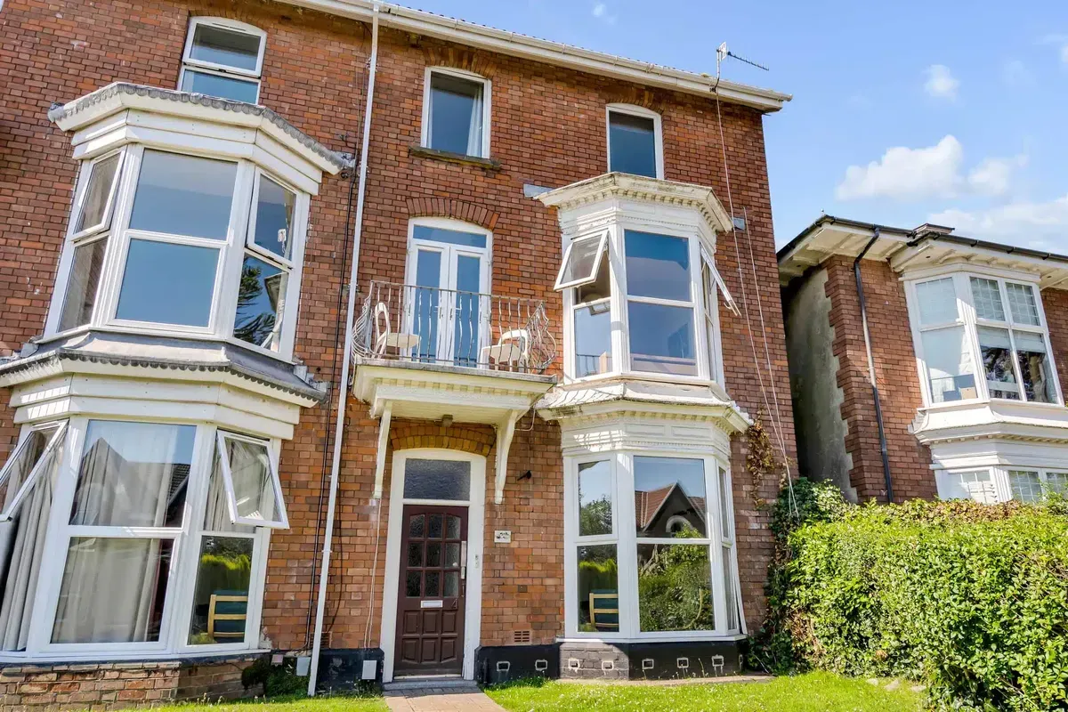 credit: https://metrostudentaccommodation.co.uk/wp-content/uploads/2021/08/4-Sketty-Road-MJ100678-ret.jpg.webp