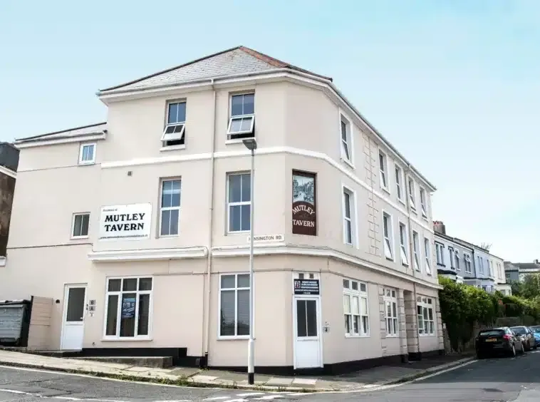 credit: https://metrostudentaccommodation.co.uk/wp-content/uploads/2021/08/Robyn-49-592x444.jpg.webp