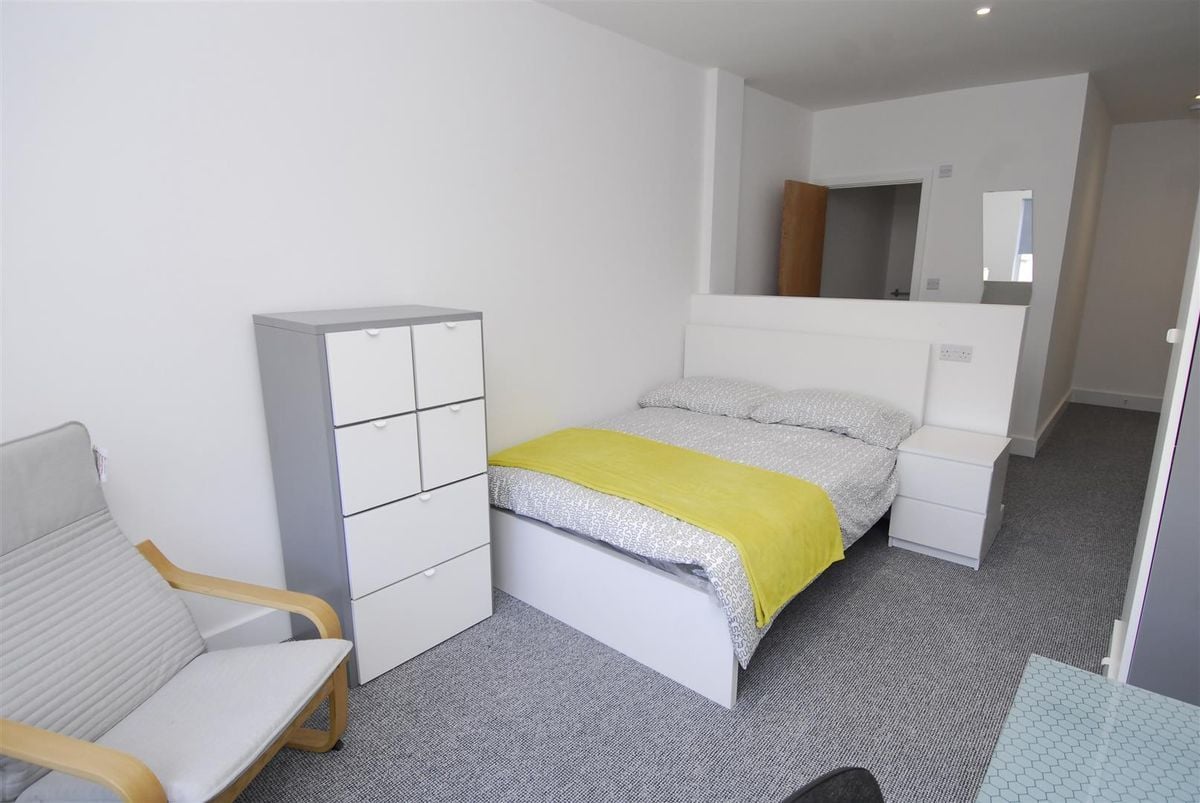credit: view-source:https://www.stayclever.co.uk/property-details/33431047/-/plymouth/3-beds?