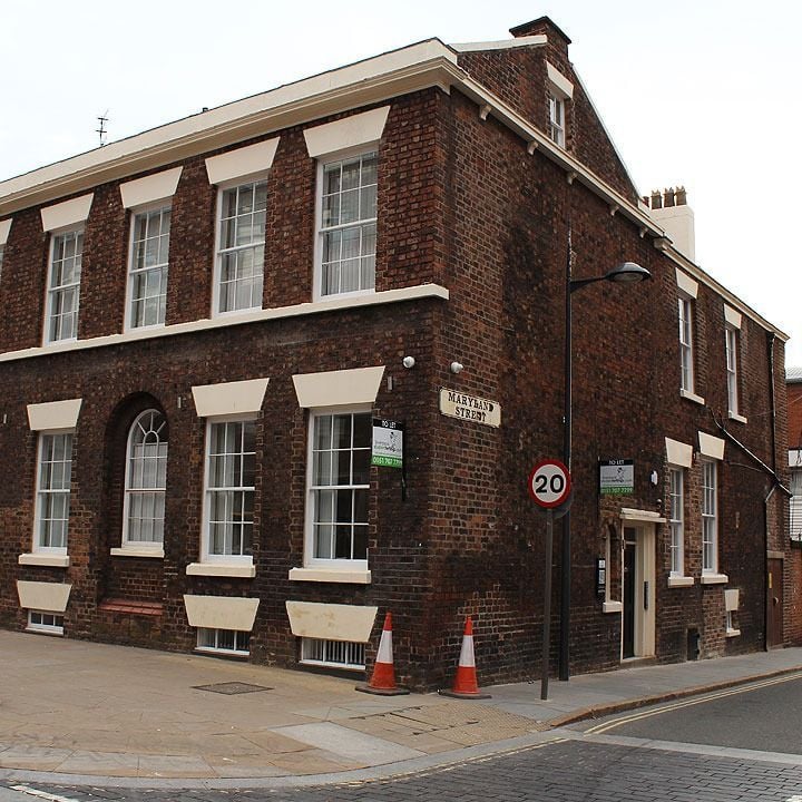 credit: https://www.liverpoolstudentlettings.com/accommodation/marylandstreet/files/stacks-image-d61e224.jpg
