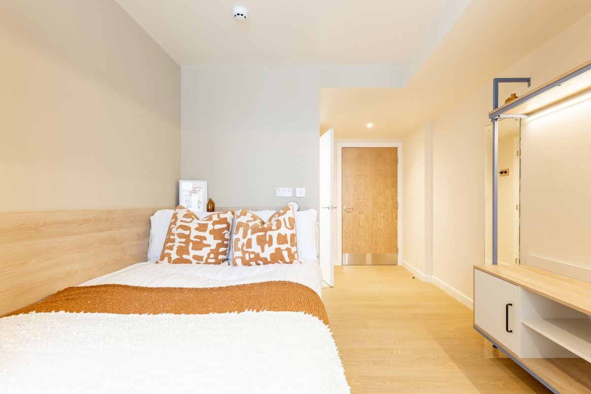 credit: https://prestigestudentliving.com/cdn-cgi/image/format=auto,quality=75,width=800/https://api.prestigestudentliving.com/wp-content/uploads/2026/07/Osborne-House-Glasgow-Show-Flat-6.jpg