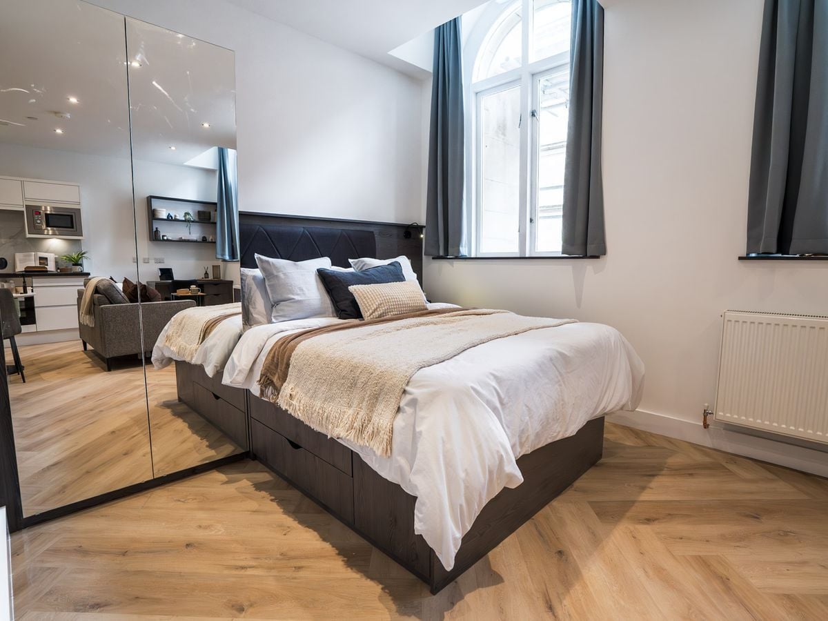 credit: https://firebasestorage.googleapis.com/v0/b/client-ypp.appspot.com/o/building_photos%2FJf6WLXdPIJCa80V6d7PJ%2F1721661793476-Churchill%20Studio-15.jpg?alt=media&token=78d7d221-73ce-4aed-9726-9d9c371943ce